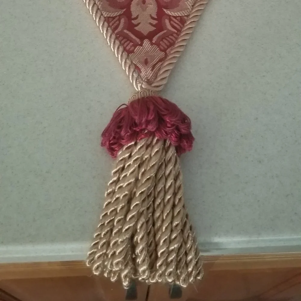 RARE AUSTIN HORN CHRISTMAS HOLIDAY RED & GOLD TABLE RUNNER CENTERPIECE TASSEL